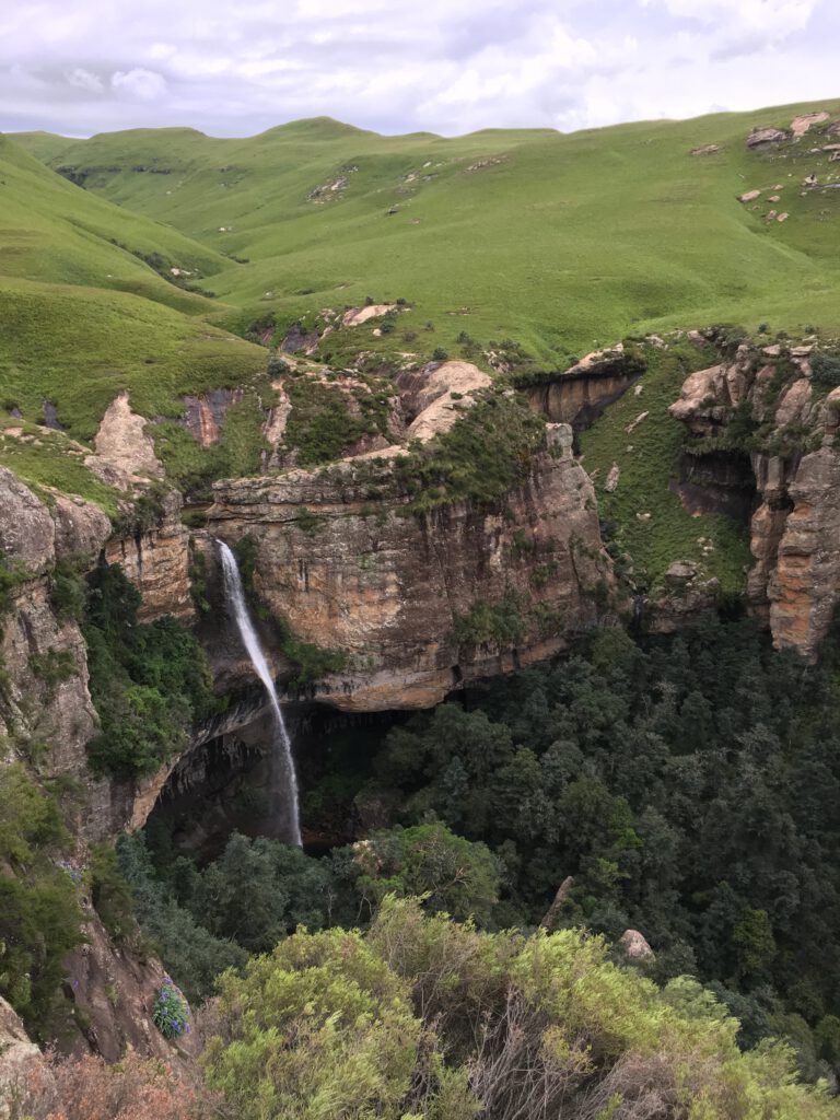 wasserfall in südafrika drakensberge