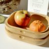 box mit mandarine und apfel
